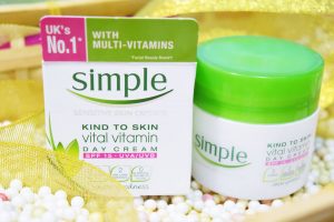 Dưỡng ẩm ban ngày Simple Kind To Skin Vital Vitamin Day Cream