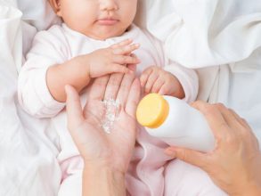 Top 5 loại phấn rôm em bé lành tính và dịu nhẹ với trẻ