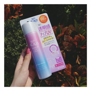 Xịt chống nắng Skin Aqua nâng tông da UV Spray với chỉ số SPF 50 và PA++++