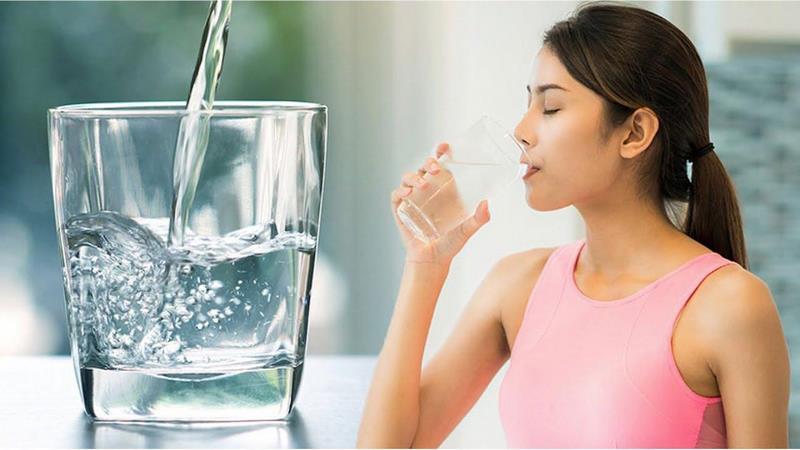 Duy trì thói quen uống đủ nước trong ngày