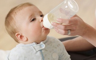 Bé 1 tuổi nên uống sữa gì và những điều ba mẹ nên biết