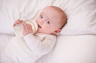 Đối với bé 2 tuổi nên uống sữa tươi hay sữa bột là tốt nhất?