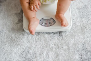 Bé chậm tăng cân phải làm sao: Nguyên nhân và cách khắc phục