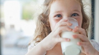 Bé bị dị ứng sữa nên uống sữa gì an toàn và chất lượng nhất