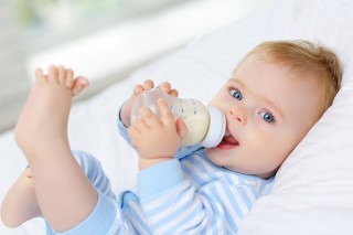 Bé mấy tháng tuổi có thể uống sữa tươi và thông tin cần biết