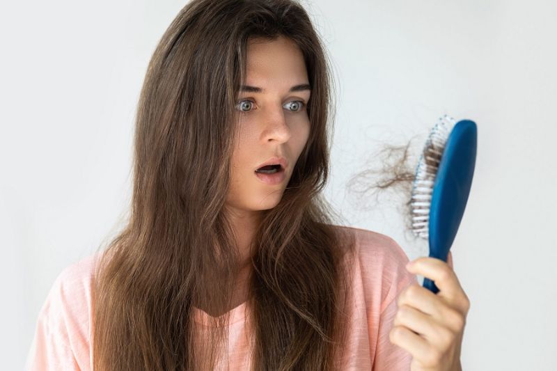 Do tóc thường xuyên tiếp xúc với hóa chất và nhiệt độ cao khiến tóc hư tổn