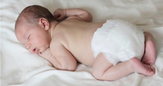 Tìm hiểu trẻ sơ sinh có nên nằm nệm cao su non hay không?